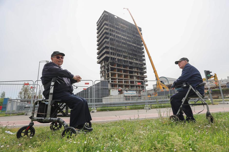 Zagreb: Franjo i Drago svakog dana sjednu ispred Vjesnika i promatraju rušenje | Author: Sanjin Strukic/PIXSELL