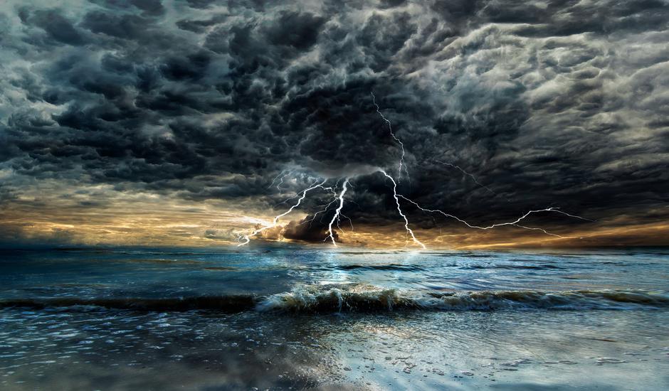 Tamni oblaci i oluja iznad mora | Author: Getty images