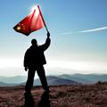 Muškarac s kineskom zastavom