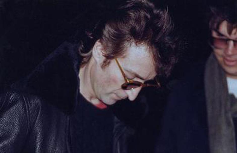 John Lennon potpisuje knjigu Davidu Chapmanu nekoliko sati prije ubojstva | Author: Wikipedia