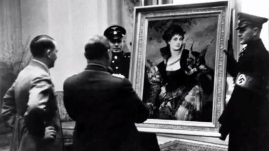 Hitler gleda ukradeno blago