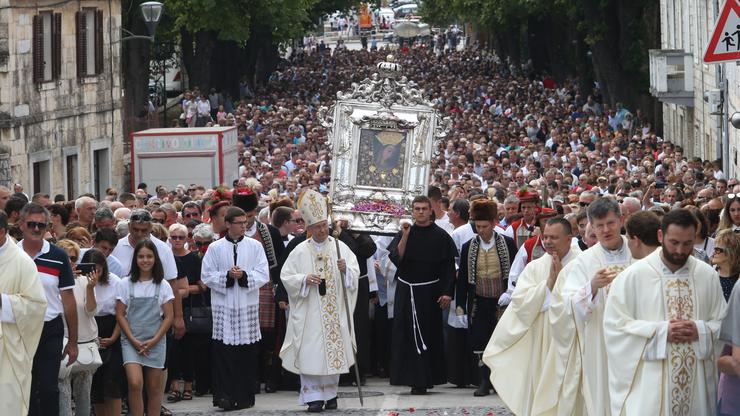 Sinj: Tisuće vjernika sudjelovalo u procesiji i misnom slavlju povodom svetkovine Velike Gospe