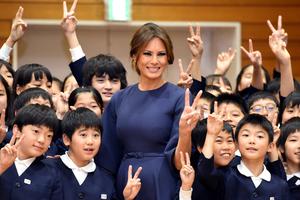 Melania Trump u posjeti osnovnoj školi u Tokyju