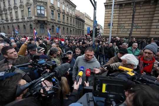 Prosvjed branitelja ispred stana Zorana Milanovića