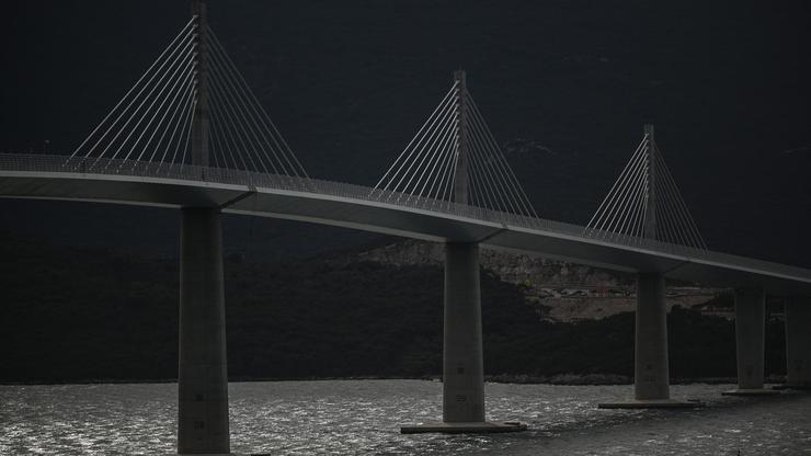 Komarna: Tamni oblaci iznad Pelješkog mosta