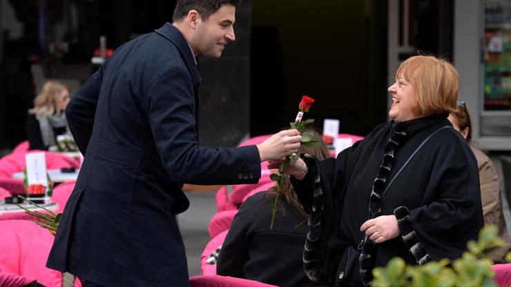 Davor Bernardić darovao ružu bivšoj ministrici Anki Mrak-Taritaš