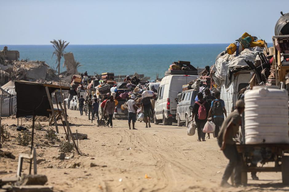 Homeless Palestinians shelter outisde Al-Quds Hospital in Gaza City | Author: Profimedia