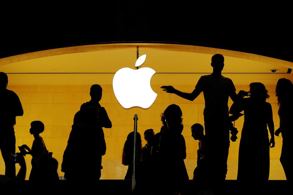 Siluete prolaznika pred Apple trgovinom | Author: LUCAS JACKSON/REUTERS/PIXSELL