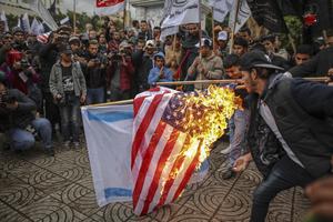 Gaza: Paljenjem američke zastave Palestinci prosvjedovail protiv Trumpove odluke o Jeruzalemu