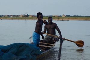 Djeca robovi na jezeru Volta u Gani