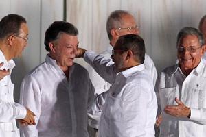 Predsjednik Kolumbije i zapovjednik FARC-a u trenutku potpisivanja mira