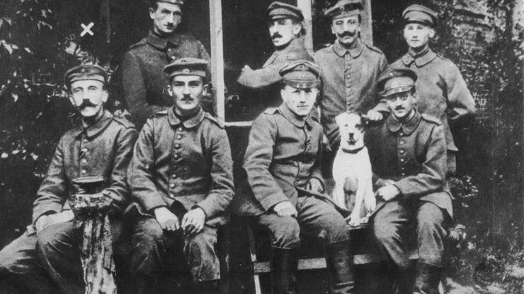 Mladi Adolf Hitler u Prvom svjetskom ratu (prvi slijeva)
