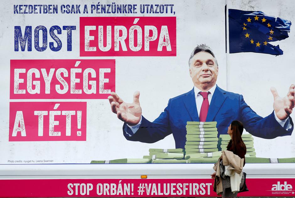 Protuorbanovski plakat u Bruxellesu | Author: FRANCOIS LENOIR/REUTERS/PIXSELL
