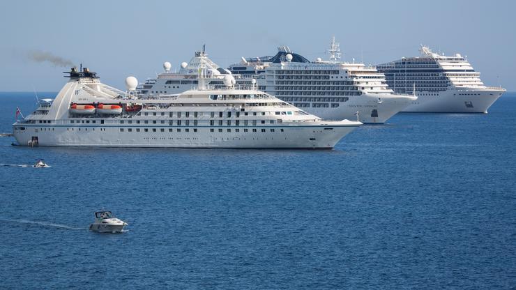 Tri velika putnička broda usidrena ispred grada Dubrovnika