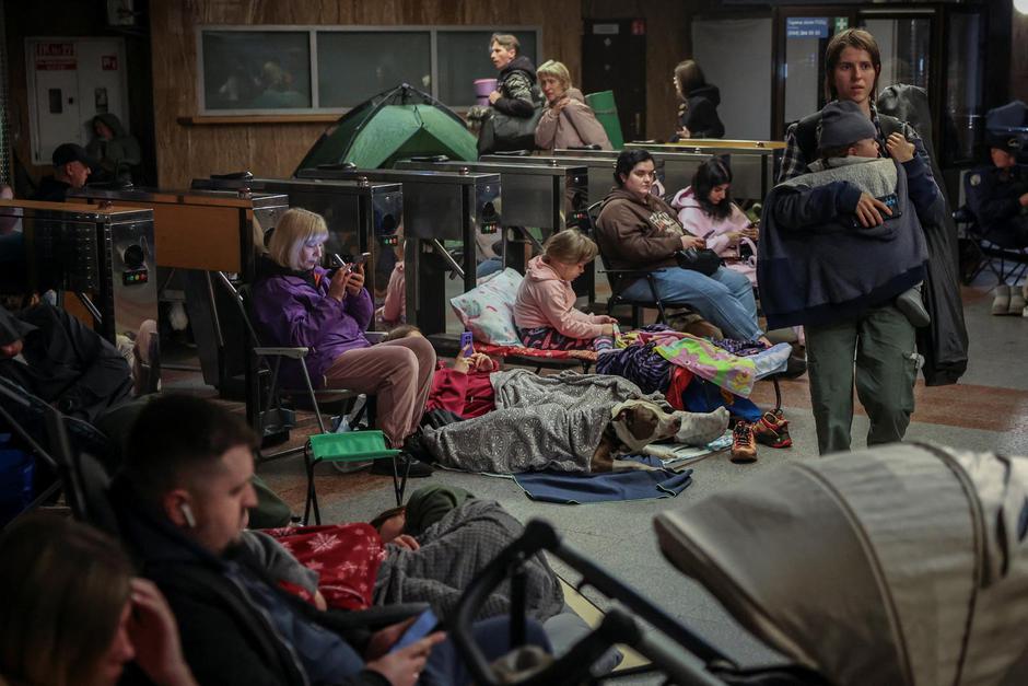 People take shelter inside a metro station during a Russian missile and drone attack, in Kyiv | Author: ALINA SMUTKO/REUTERS