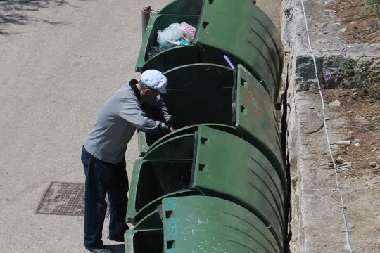 Pretraživanje kontejnera u potrazi za PET ambalažom ili hranom