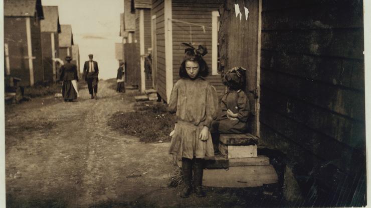 Devetogodišnja Nan de Gallant ispred tvornice konzervi u Maineu 1911.