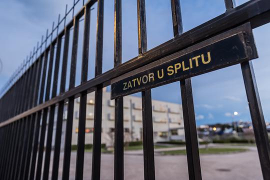 Splitsko-makarski nadbiskup Zdenko Križić predvodio misno slavlje u okružnom zatvoru u Splitu