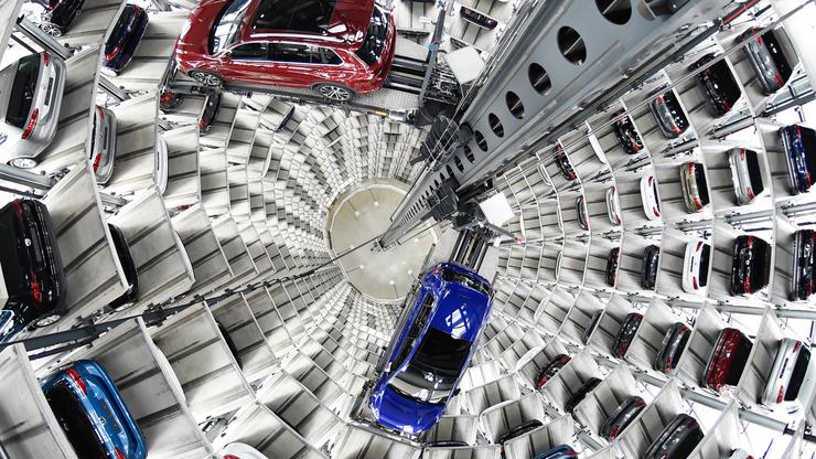 Volkswagen Golf cars are loaded in a delivery tower at the companies headquarter in Wolfsburg, March14, 2017. VW Golfs in einem Auslieferungsturm in W