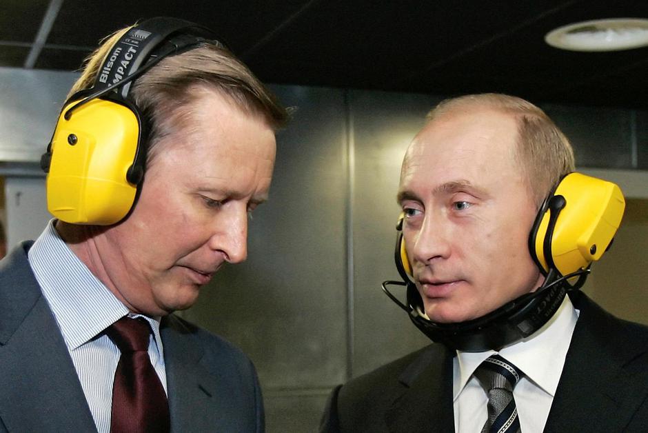 FILE PHOTO: Russian President Putin and Defence Minister Ivanov talk at a shooting gallery in Moscow | Author: ITAR TASS/REUTERS