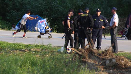 Policija na granici kod Velike Kladuše protiv migranata