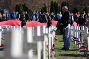 Odavanje počasti na Memorijalnom groblju žrtvama Domovinskog rata