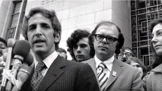 Danie Ellsberg ispred suda, nakon što je novinarima dao povjerljive dokumente