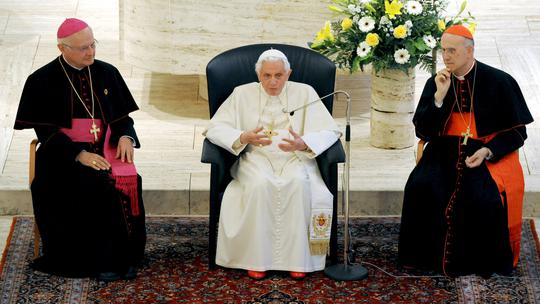 Kardinal Tarcisio Bertone zdesna papi Benediktu XVI