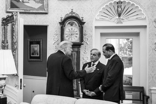 President Donald Trump speaks with Prime Minister Shehbaz Sharif and Field Marshal Asim Munir of Pakistan, Thursday, September 25, 2025, in the Oval Office after a meeting. (Official White House Photo by Daniel Torok)