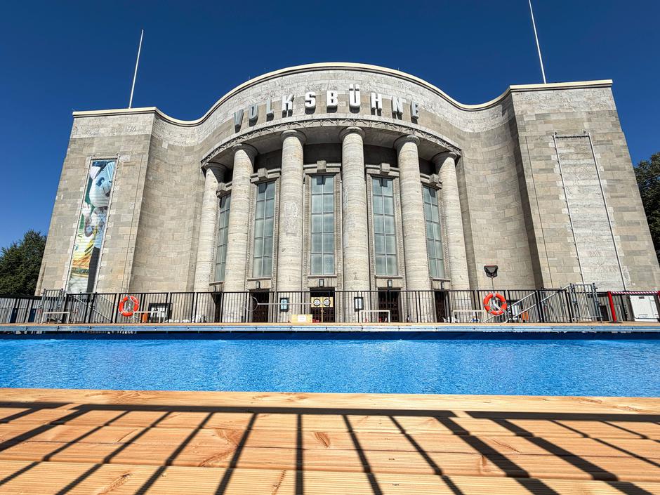 Berlin, Deutschland, Freibad vor dem Theater der Volksbuehne am Rosa-Luxemburg-Platz | Author: Profimedia