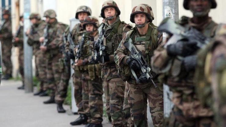 Francuska vojska pod punom spremom u Parizu