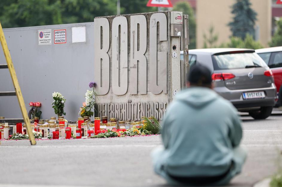 Graz: Dan nakon pokolja u školi brojni građani i učenici polažu cvijeće i pale svijeće za ubijene