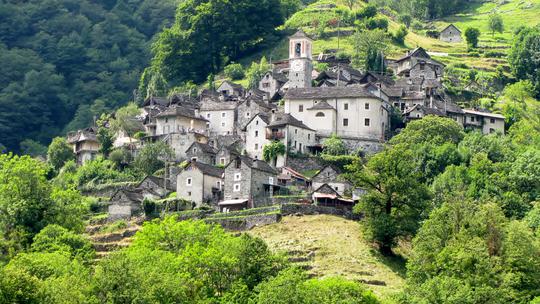 Selo Corippo u Švicarskoj