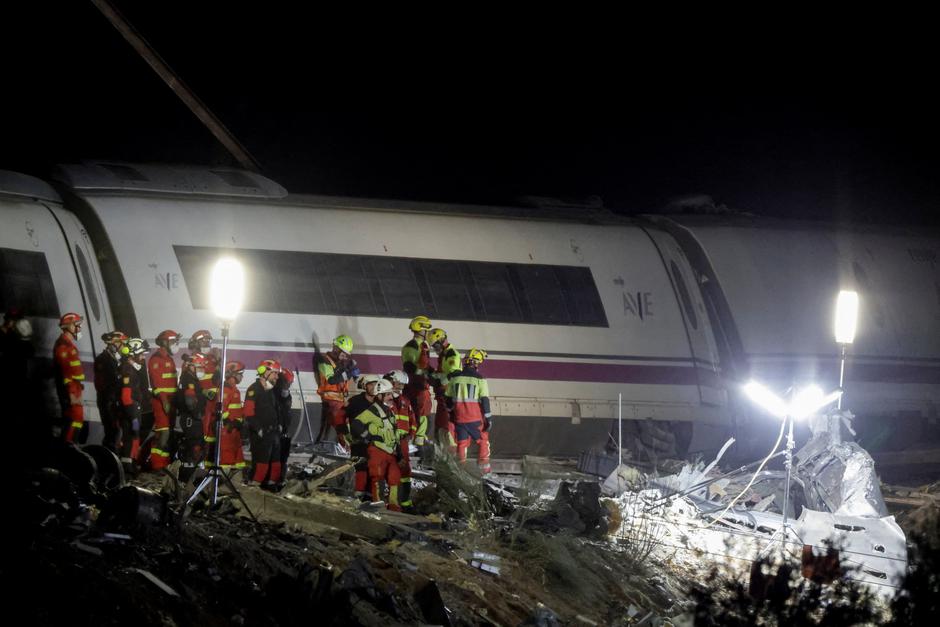 Collision of two high-speed trains between the towns of Mora and Orgaz | Author: Violeta Santos Moura