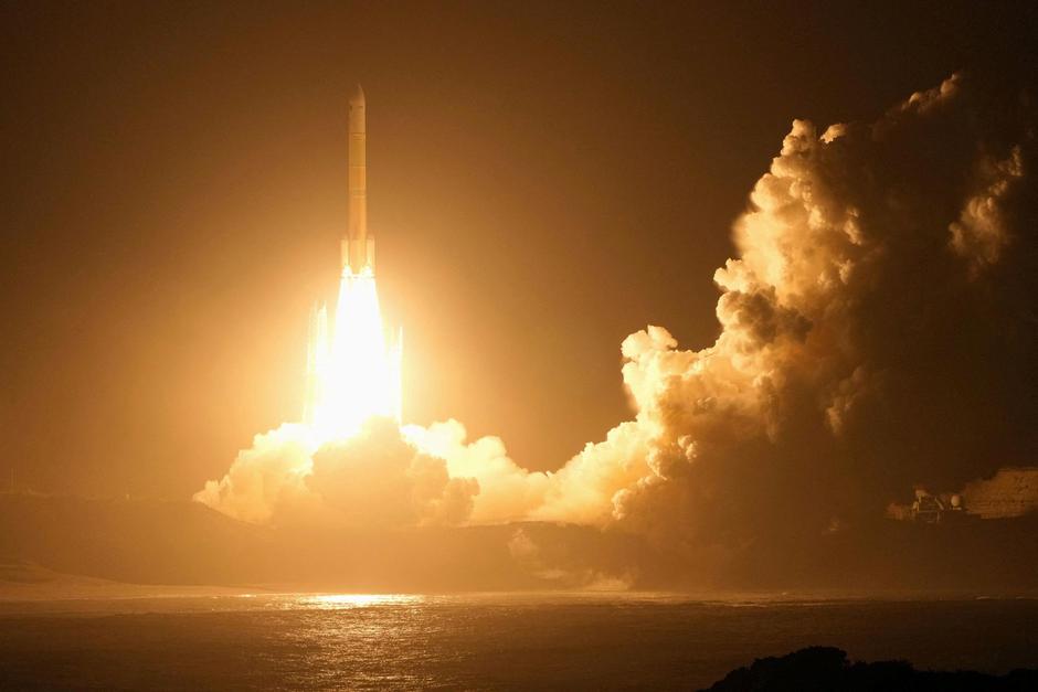The H3 rocket carrying the Martian Moons Exploration (MMX) rover bound for Mars' moon Phobos lifts off from the Tanegashima Space Center in Minamitane | Author: REUTERS
