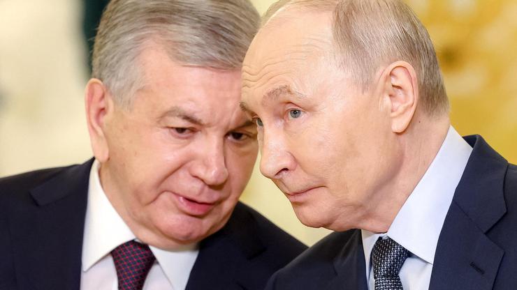 Russian President Vladimir Putin and Uzbek President Shavkat Mirziyoyev attend a ceremony in Strelna