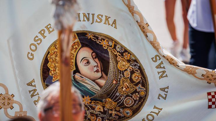 Sinj: Procesija i misa povodom blagdana Velike Gospe koju je predvodio Želimir Puljić