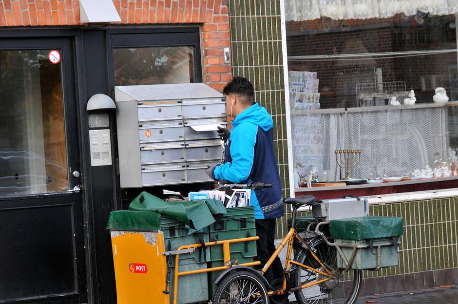 Copenahgen /Denmark/18 OIctober 2022/Mail man delivers mail in Kastrup  Denmark  (Photo. Francis Joseph Dean/Dean Pictures. | Author: Profimedia