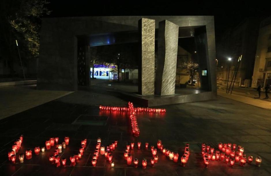 Građani ispred spomenika Oluja '95 molitvom i paljenjem svijeća odali počast Gradu heroja | Author: Dusko Jaramaz (PIXSELL)