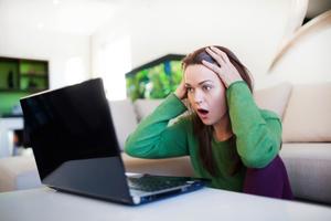 Djevojka u šoku gleda u laptop