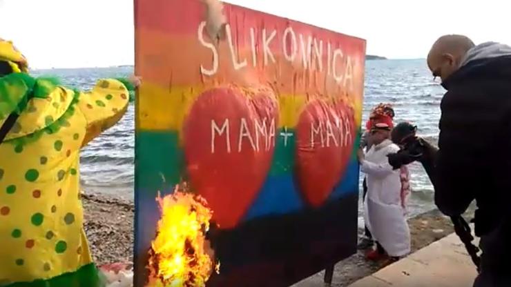 Karnevalsko paljenje LGBTQ slikovnice 'Dugina obitelj'