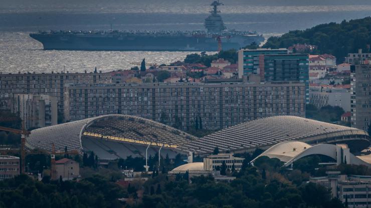 Pogled sa Kozjaka na Split i Ratni brod Gerald Ford 