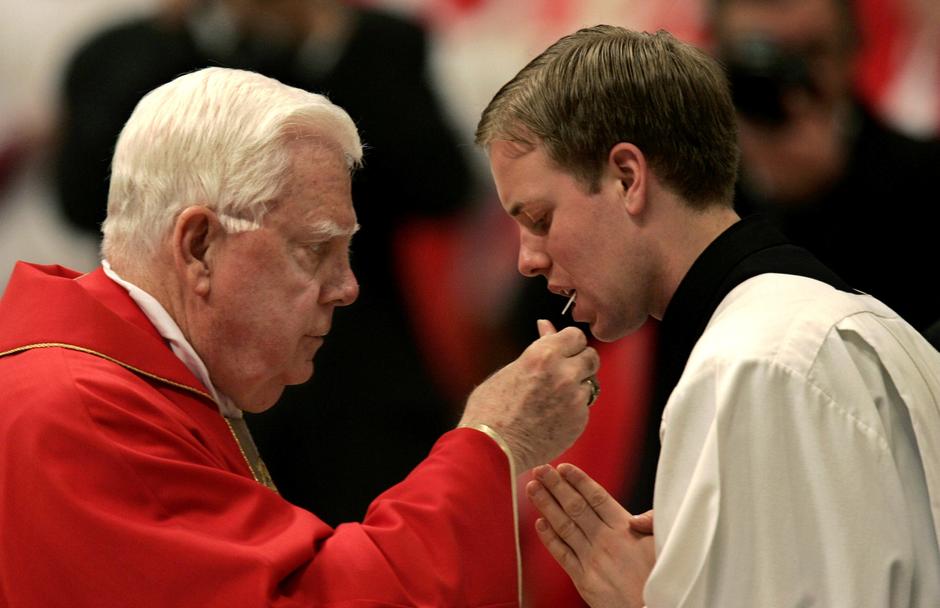 Bernard Law daje hostiju mladom svećeniku u Rimu | Author: TONY GENTILE/REUTERS/PIXSELL