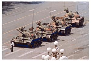 Čovjek ispred tenkova na prosvjedu na trgu Tiananmen