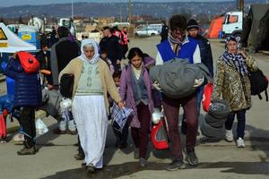 Izbjeglice u zimskom tranzitnom kampu