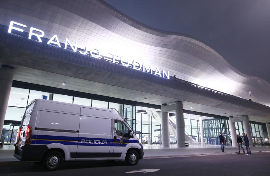 Zagreb: Policija ispred zračne luke čeka avion u kojemu je Ivica Todorić