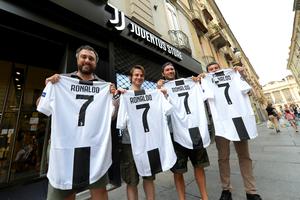 Prodaja Ronaldovog dresa u Juventusu