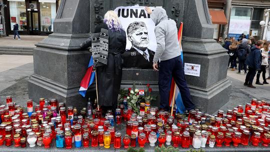 Na Trgu bana Jelačića građani pale svijeće za hrvatskog generala Slobodana Praljka