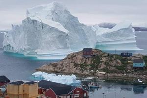 Ledeni brijeg uz mjesto Innaarsuit na Grenlandu
