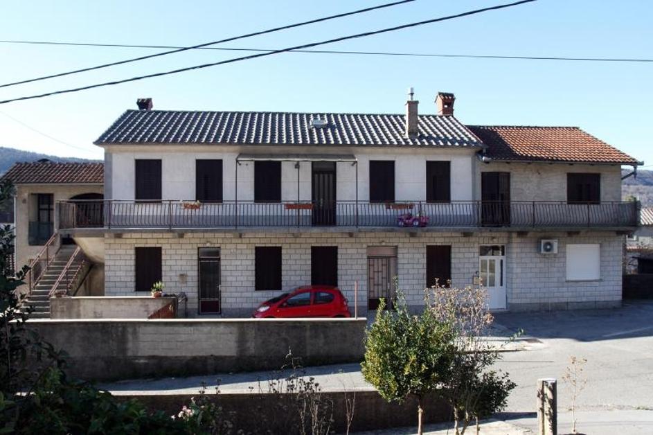  Obiteljska kuća Kolinde Grabar Kitarović u selu Lubarska